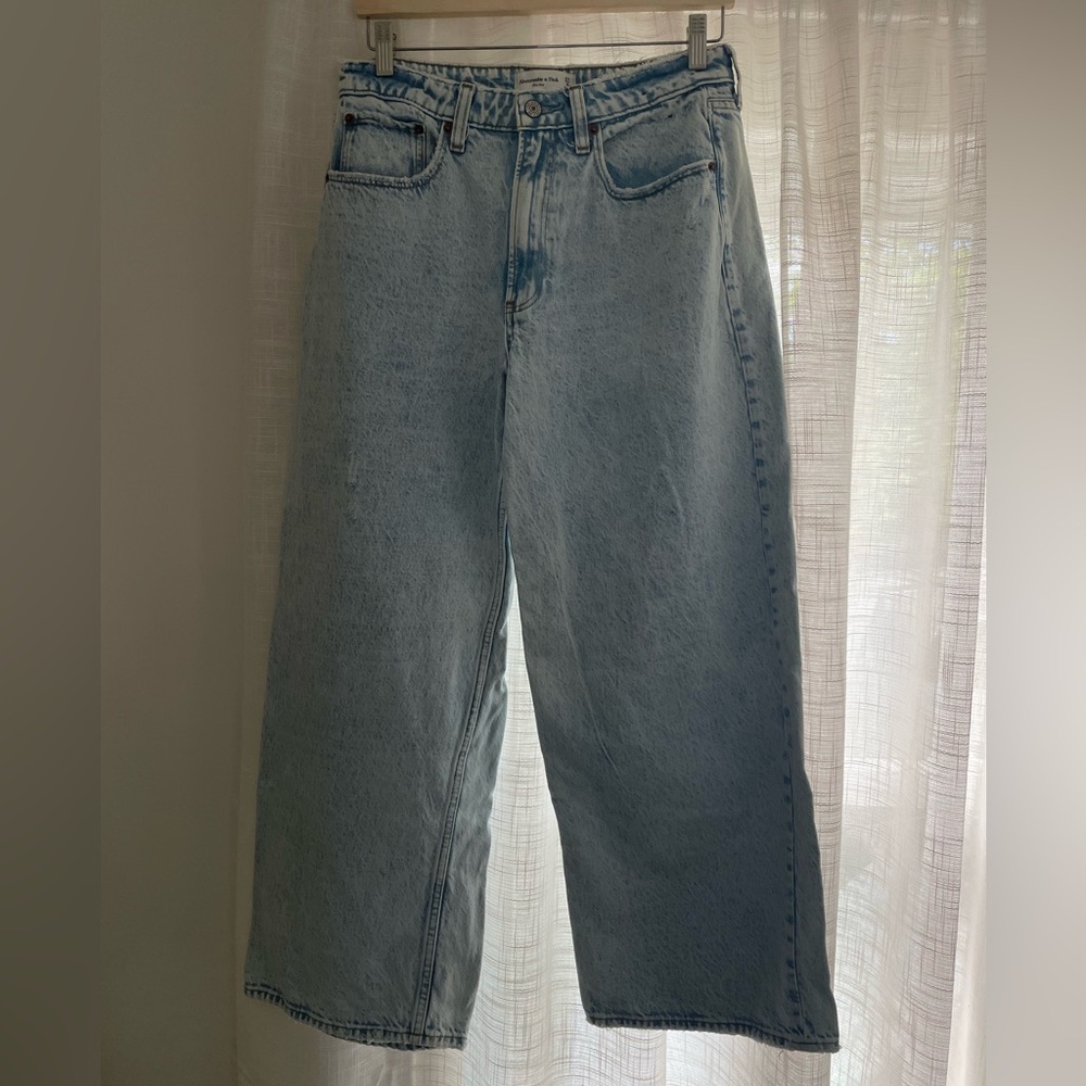 Abercrombie mid rise, curve love, wide leg jeans